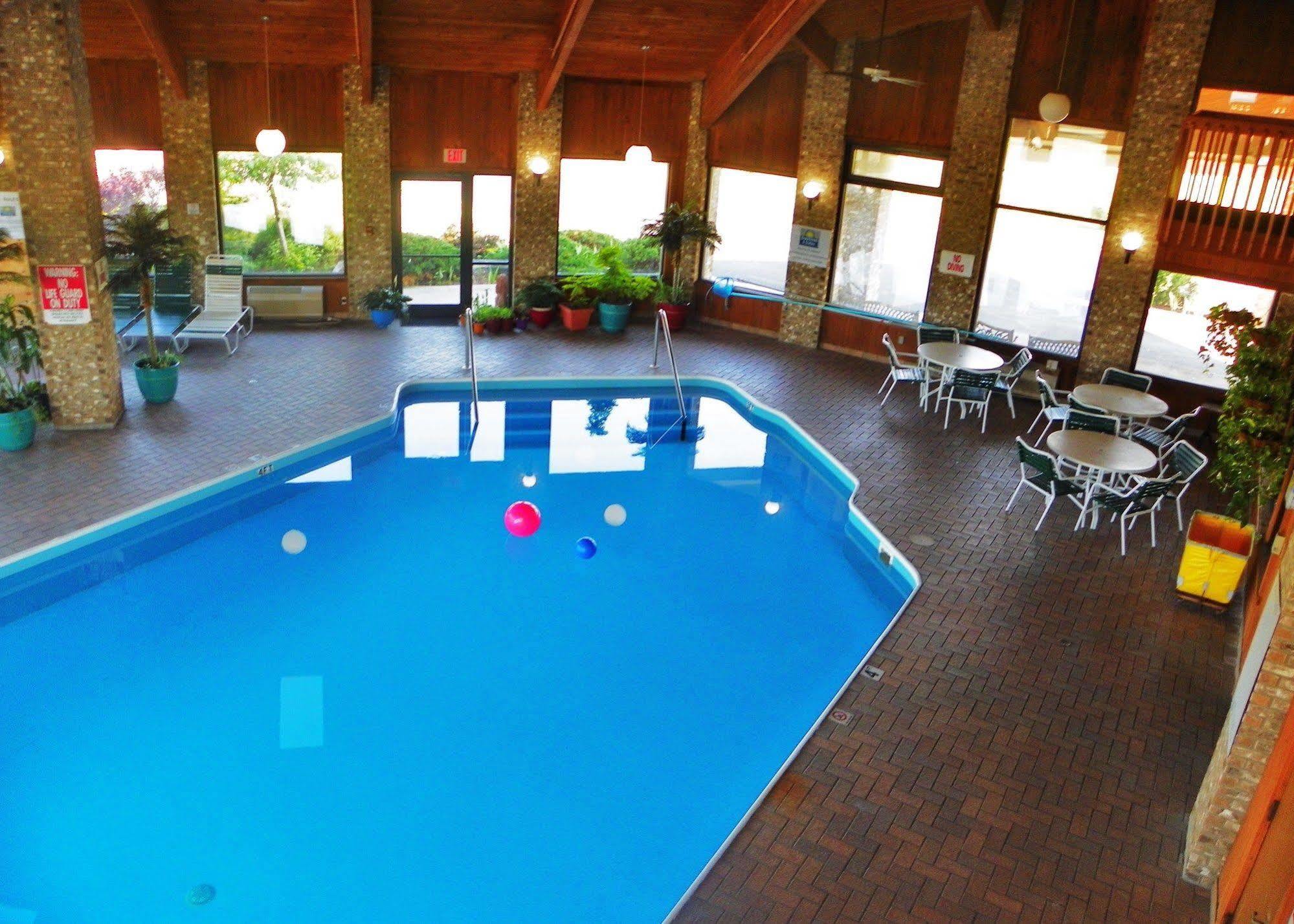 Royalton Inn & Suites Upper Sandusky Kültér fotó